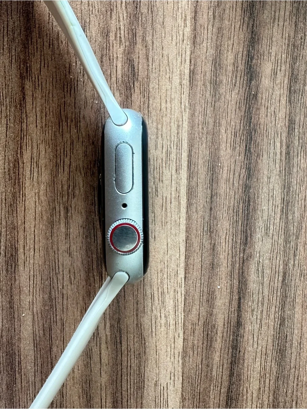Apple Watch Series 8, 41mm, GPS + Cellular in Starlight.